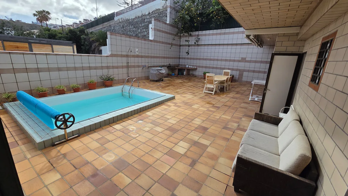 Terraza con piscina privada y BBQ de VistaTown P2