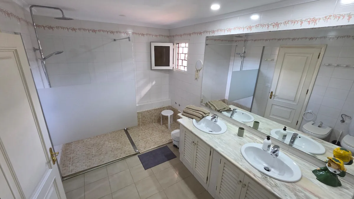 Baño completo 1 de VistaTown P2, foto 9 de 33
