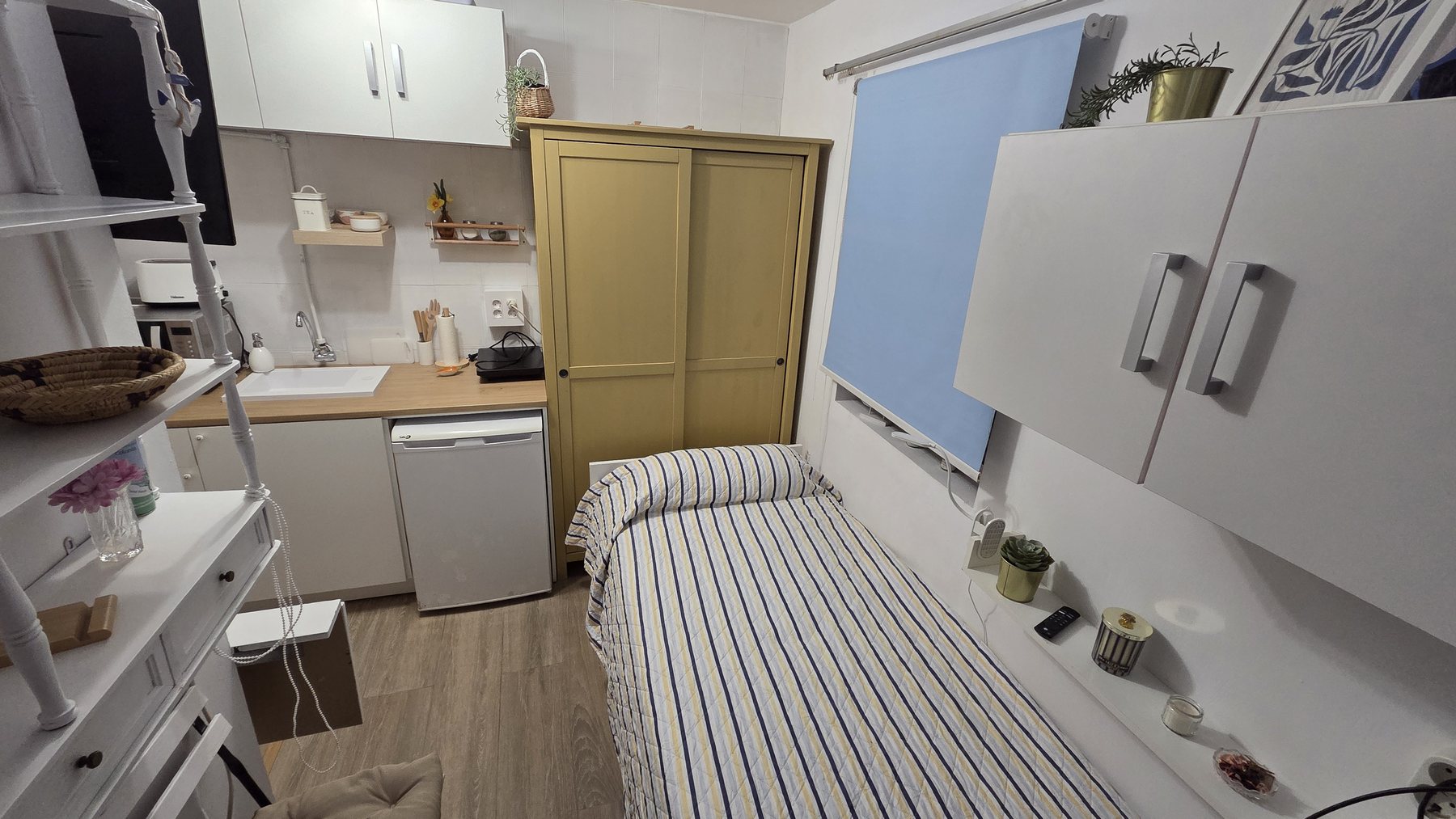 Interior actualizado del Sailor Rooftop con cama y kitchenette