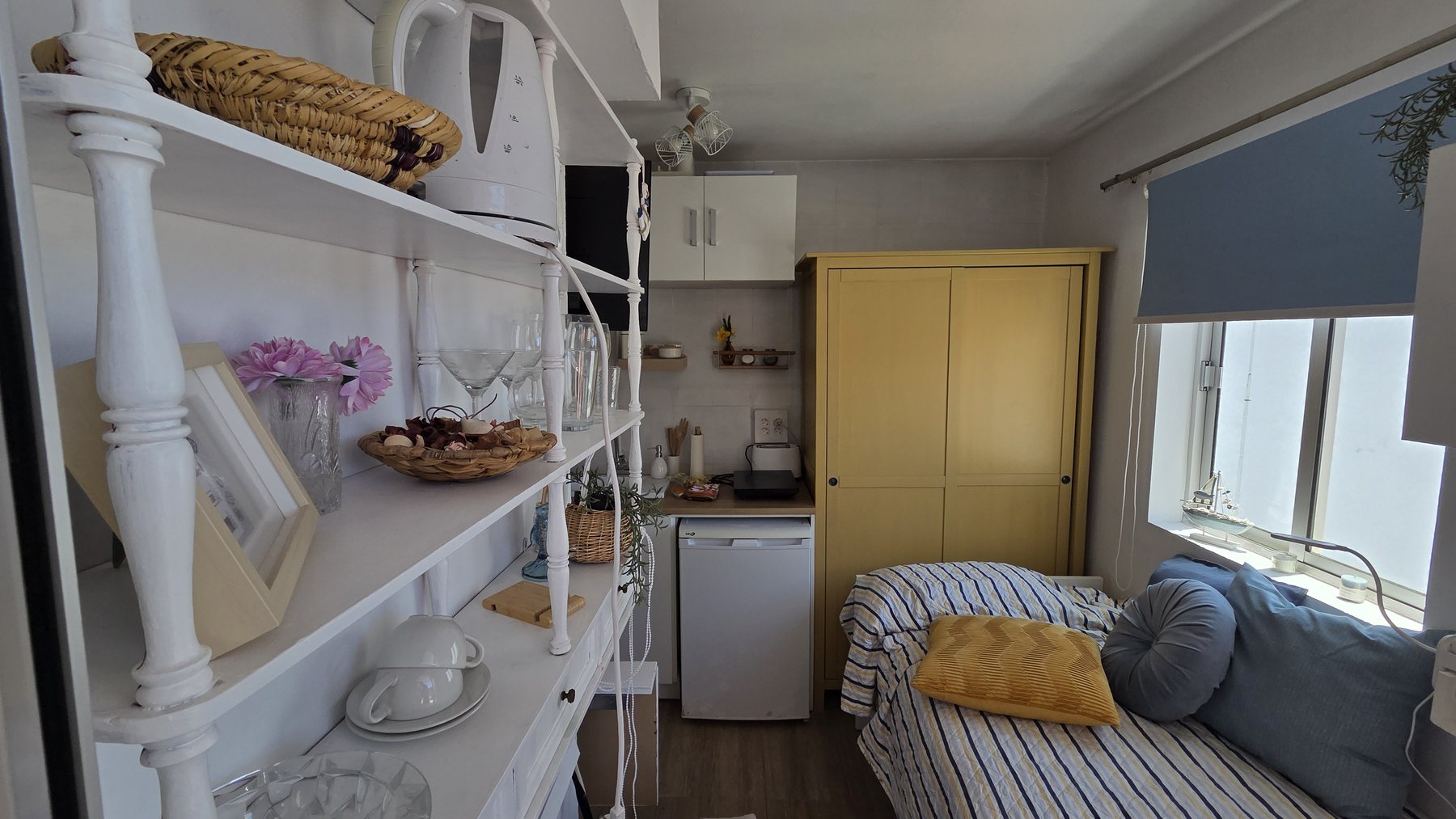 Estanterías y kitchenette del Sailor Rooftop