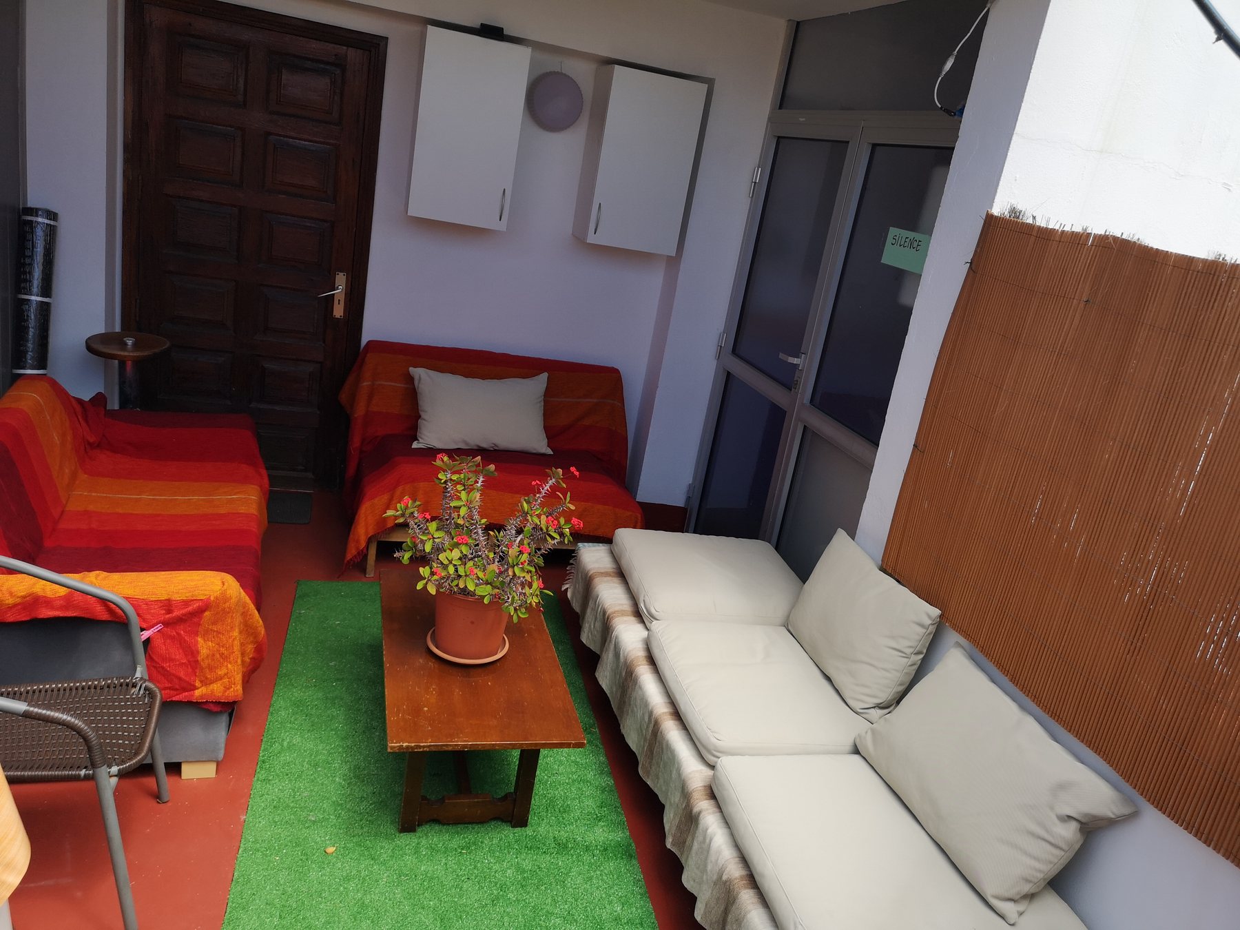Sofás y mesa de la terraza privada