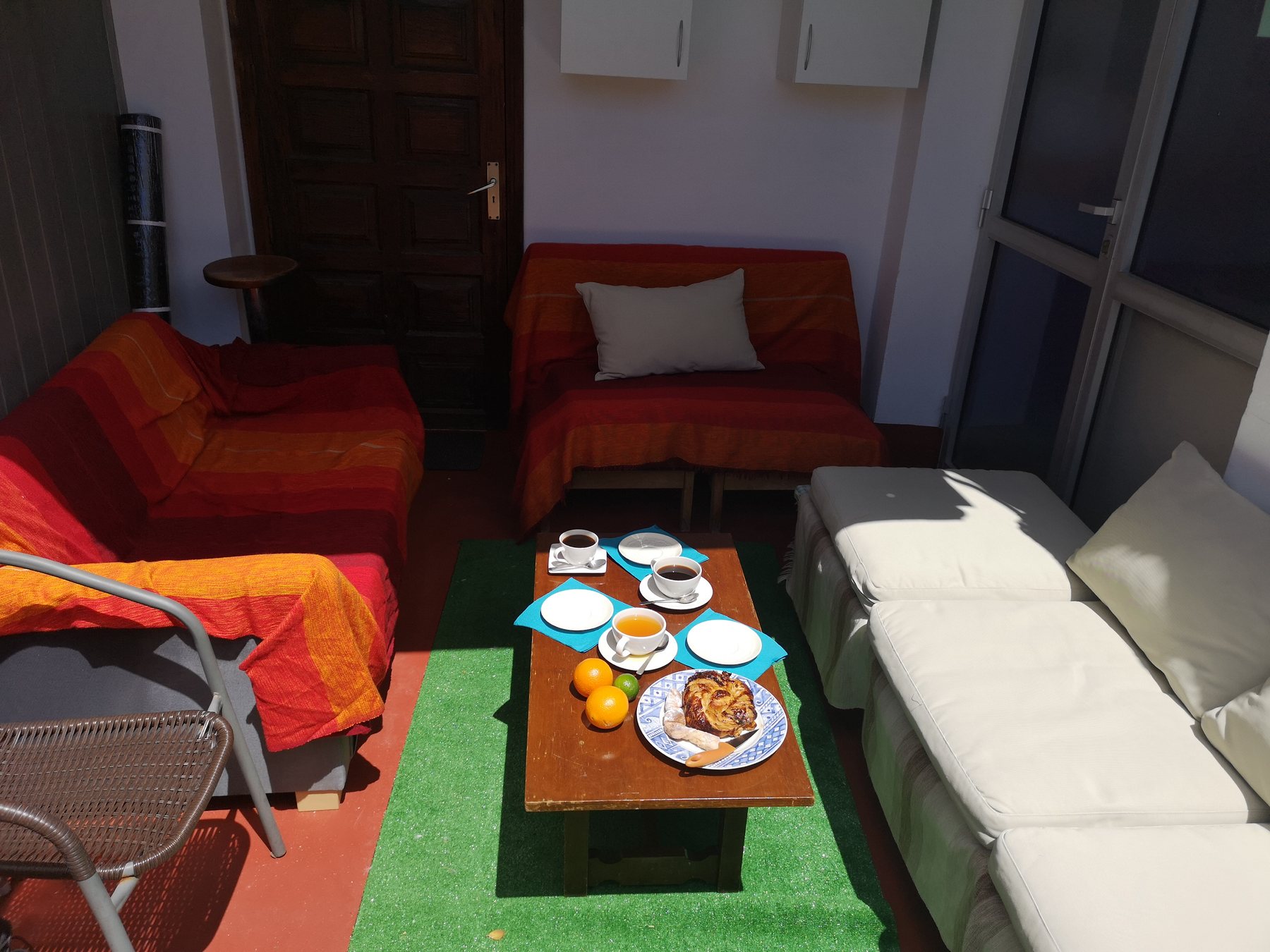 Terraza privada del rooftop con mesa y sofás