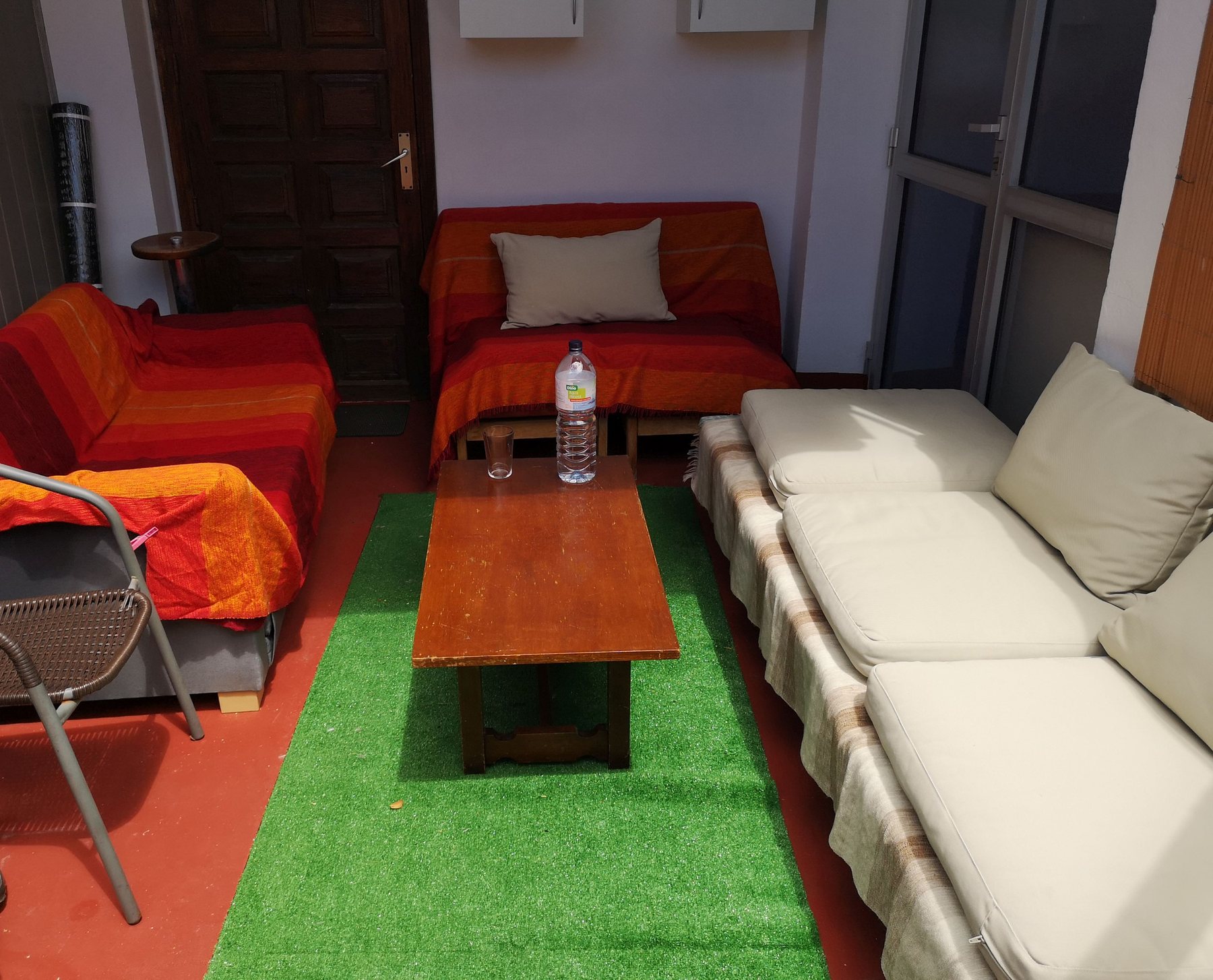 Terraza privada con sofás exteriores
