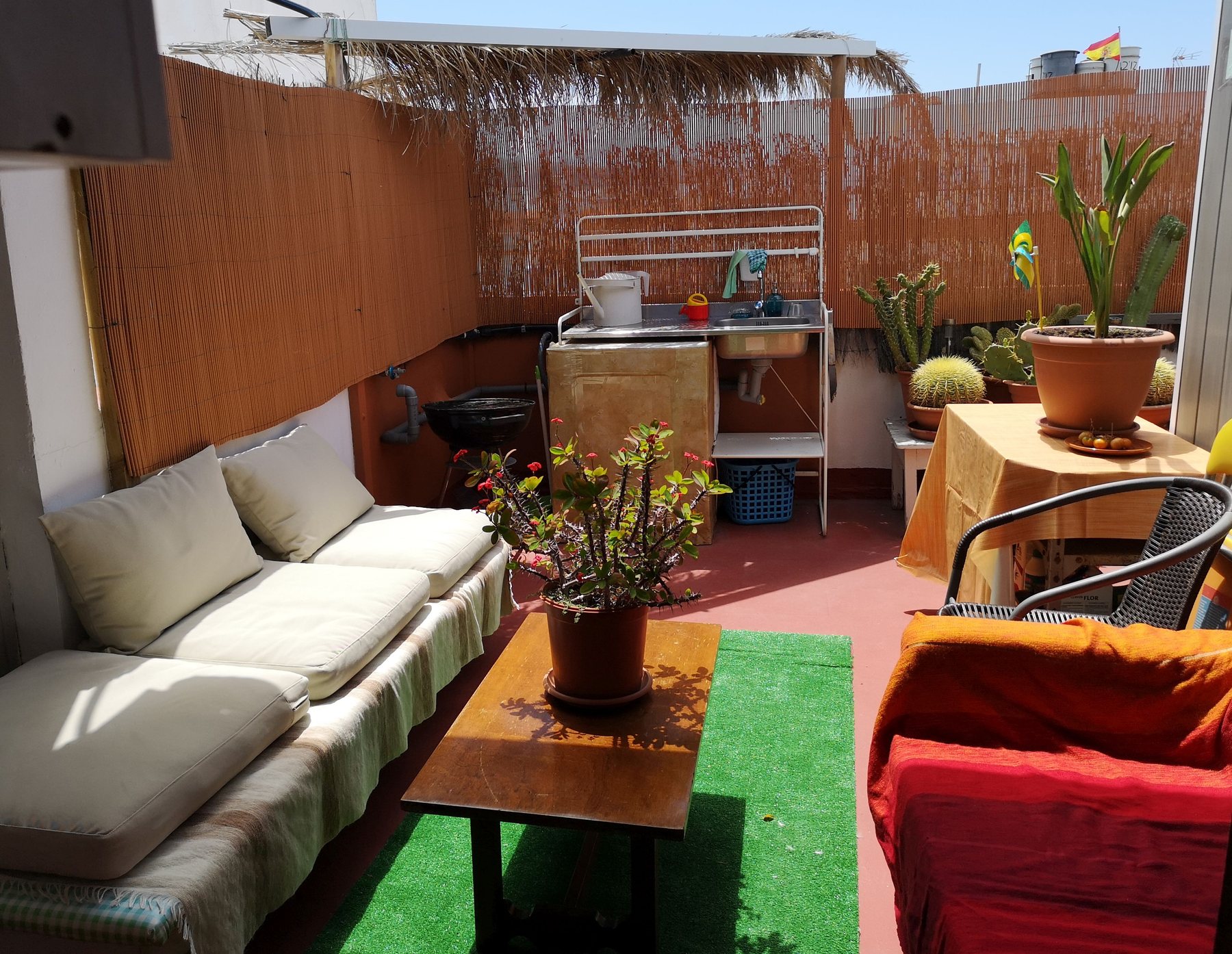 Terraza privada soleada del rooftop
