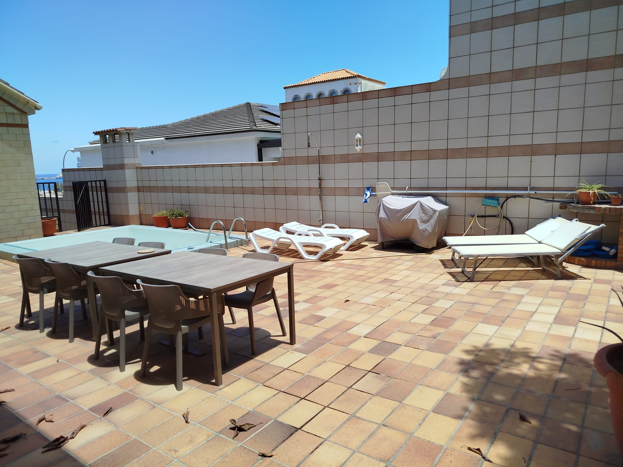 VistaTown P2 private pool and outdoor dining area